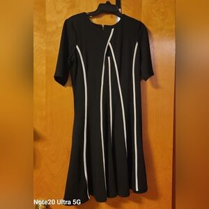 Womens Danny & Nicole dress. Size 8. Black with cream colored accents.